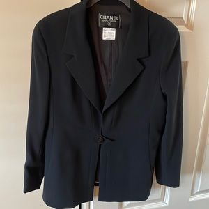 Ladies Blk Chanel blazer size 42